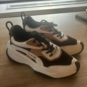 STEVE MADDEN SNEAKERS - Size 8.5 NEW !!!
